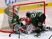 T�ineck� Martin Adamsk� (v b�l�m) je v �anci natla�en karlovarsk�m Martinem