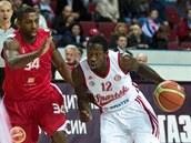 Patrick Beverley (vpravo) ze Spartaku Petrohrad uniká Miku Lenzlymu z Nymburka.