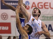 Prostějovský Kamil Švrdlík (v bílém) v souboji s ostravskou obranou,
