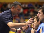 Prostějovský trenér Zbyněk Choleva radí lavičce. Prostějovský trenér Zbyněk Choleva radí lavičce.