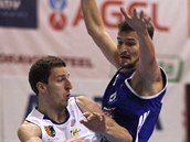 Prostějovský Vojtěch Bratčenkov (vlevo) a ostravský Martin Gniadek. Prostějovský Vojtěch Bratčenkov (vlevo) a ostravský Martin Gniadek.