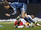 ST�ET HV�ZD.  David Beckham z Los Angeles Galaxy pad� p�es Thierryho Henryho.