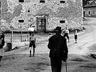 Fotografie z l�ta 1941 ukazuje poklidn� �ivot ve vsi. Za necel� rok bude