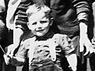 Ji�� Pit�n (v roce 1945) byl jedn�m z n�kolika d�t�, kter� p�e�ily masakr v