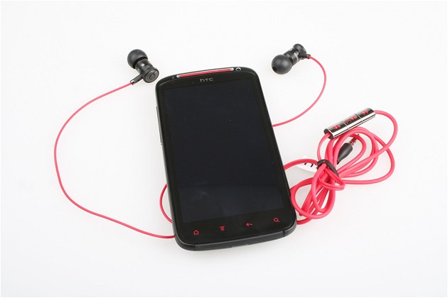 Hudebník HTC Sensation XE včetně dodávaných sluchátek