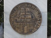 Pomník řecké drachmě v Aténách (2. listopadu 2011)