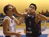 Prostějovský Jaromír Bohačík (vlevo) čelí úderu děčínského Antonína Pišteckého.