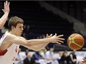 Martin Peterka (vpravo) z Pardubic přirává před Dylanem Pagem z Roanne.