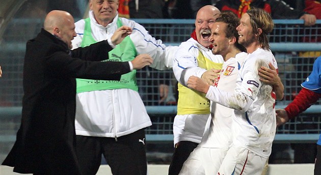 Trenér Michal Bílek (vlevo) se raduje během baráže v Černé Hoře, vpravo přibíhají Petr Jiráček a Jaroslav Plašil.