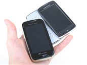 Dvojka telefon� od SE vypad� na prvn� pohled skoro stejn�. Hlavn� rozd�l je ve vysouvac� kl�vesnici.