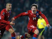 BĚŽÍM SLAVIT. Český fotbalový reprezentant Václav Pilař (vpravo) právě dal BĚŽÍM SLAVIT. Český fotbalový reprezentant Václav Pilař (vpravo) právě dal