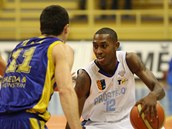 Jamar Smith (vpravo) z Prostějova hledá skulinu v obraně Jakuba Blažka z Opavy.
