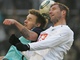 V hlavi�kov�m souboji bojuj� o m�� kr�lov�hradeck� obr�nce Milan Fukal (vpravo)