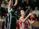 Kr�lov�hradeck� basketbalistka Lenka Bart�kov� (s m��em) se sna�� prosadit
