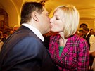 Petra Paroubková gratuluje svému muži ke zvolení předsedou strany Národní Petra Paroubková gratuluje svému muži ke zvolení předsedou strany Národní
