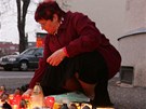 Na místo nehody v Hradci Králové nosí lidé svíčky a plyšáky. Na místo nehody v Hradci Králové nosí lidé svíčky a plyšáky.