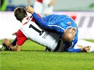 BOLEST. Ostravský Dalibor Va�enda úpí po zákroku Martina Vorá�ka ze Slavie. 