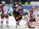 Petr Kadlec ze Slavie (vlevo), Mario Bli���k ze Sparty (uprost�ed) a brank��