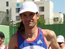 Na tra� se vyd�v� v rukavic�ch. "Ut�r�m si jimi pot," vysv�tluje.