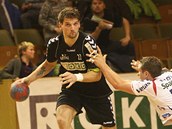 Radek Kružík (vlevo) z Karviné se snaží vyzrát na obranu Flensburgu.
