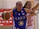 Kateřina Hindráková z Trutnova proniká obranou rumunského Satu Mare,