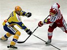 Hokejky zk��ili t�ineck� Kv�to� (vpravo) a zl�nsk� Linhart.