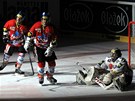 ZHASNUT� SV�TLA. Sparta dostala dal�� g�l od Pardubic. Na led� sed� bezmocn�
