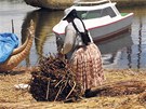 Rodina Paulina Estebana st�le stav� �luny z m�stn�ho r�kosu totora. Zak�zek