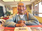 Paulino Esteban nad fotografick�m albem, kter� zachycuje jeho spolupr�ci s