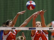  Olomoucké hrá�ky Eva Rutarová (vpravo) a Hana Van�urová na bloku. 