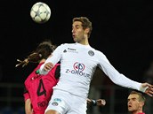 Libor Do�ek (vpravo) ze Slov�cka v souboji s Adrianem Rolkem z Mlad� Boleslavi.