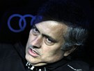ZAMY�LEN� STRAT�G. Tren�r Realu Madrid Jos� Mourinho sleduje z�pas jeho t�mu