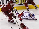 P�EHLED. Radim Vrbata z Phoenixu veze puk p�ed branku New York Rangers, marn�