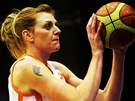 Petra Reisingerov� z V� Praha p�i trestn�m hodu.