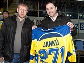 LOU�EN�. Takhle se Robert Kysela coby gener�ln� mana�er �st� nad Labem v prosinci lou�il s �to�n�kem Pavlem Jank�. Te� klub opou�t� tak� on.