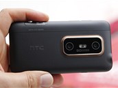HTC EVO 3D: multimediální monstrum s obřím displejem