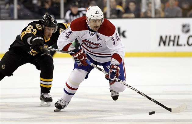 HÁKOVÁNÍ. Do útoku se žene Tomáš Plekanec z Montrealu. Brad Marchand z Bostonu HÁKOVÁNÍ. Do útoku se žene Tomáš Plekanec z Montrealu. Brad Marchand z Bostonu