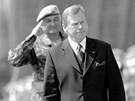 Prezident Václav Havel  roce 2000 p�i p�ehlídce nových voják� v Hrabyni na