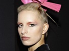 Karol�na Kurkov� na p�ehl�dce Giorgio Armani nal��en� ve stylu japonsk�...