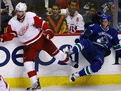 Jakub Kindl (vlevo) z Detroitu a Jannik Hansen z Vancouveru.