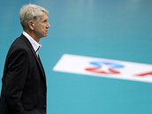 SÁM VOJÁK V POLI. Trenér prost�jovských volejbalistek Miroslav �ada.