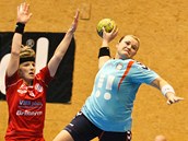 Romana Chrenkov� z Poruby p�i st�elb�, br�n� ji Jarmila Ko�� z Vesel�.