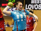 Petra Vítková z Poruby při střelbě v utkání proti Veselí