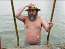 "Tady je to n�jaký hluboký, v�dy� já neumím plavat!" zd�en� vylézal z ledové