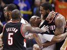 LaMarcus Aldridge (vpravo) z Portlandu zadr�uje spoluhr�� Raymond Lelton a