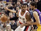 LaMarcus Aldridge (vlevo) z Portlandu bojuje s obranou Paua Gasola z LA Lakers.
