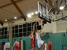 Český mládežnický reprezentant Adam Pecháček zakončuje v přípravném duelu proti Český mládežnický reprezentant Adam Pecháček zakončuje v přípravném duelu proti