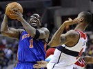 Amaré Stoudemire (vlevo) z New Yorku útočí proti Rashardu Lewisovi z Amaré Stoudemire (vlevo) z New Yorku útočí proti Rashardu Lewisovi z