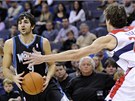 Ricky Rubio (uprost�ed) z Minnesoty prochází obranou Washingtonu kolem Jordana...