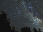 Jasn� meteor z roje Lyrid� se poda�ilo v dubnu 2009 vyfotit Tonymu Rowellovi.